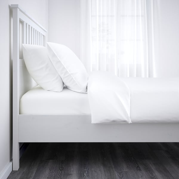 HEMNES Structure de lit avec matelas, teinté blanc/Valevåg mi-ferme, 1 place