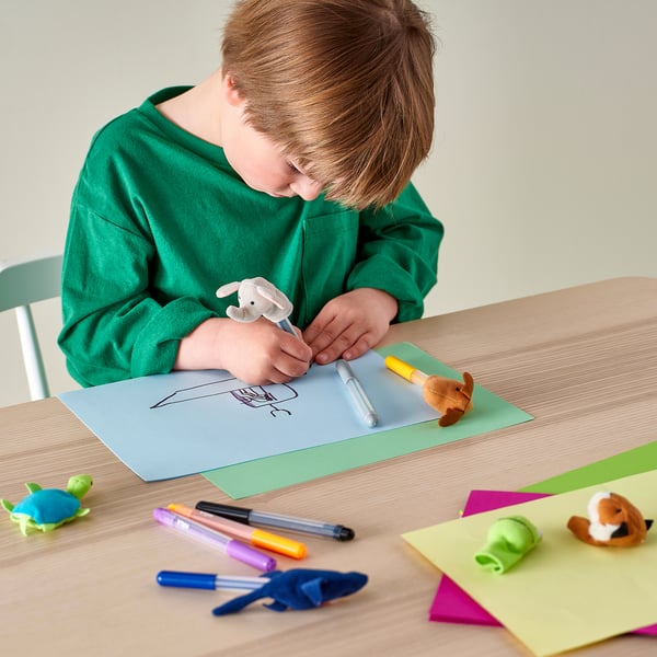 Feuilles De Carton De Couleur Pour Les Travaux Créatifs Du Designer. Empile  Du Papier à Dessin Multicolore Dans Le Magasin. Papiers D'art Colorés Sur  étagère à Vendre Papeterie, Mise Au Point Sélective