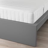 MALM Structure de lit avec matelas, teinté gris/Valevåg mi-ferme, Très grand 2 places