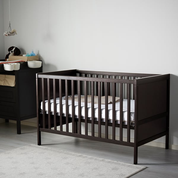 SUNDVIK Lit bébé, brunnoir, 70x132cm. Magasinez ici IKEA