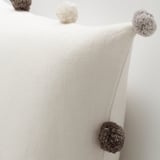TÅGHAKMAL Housse de coussin, beige/fait main pompon, 20x20 "