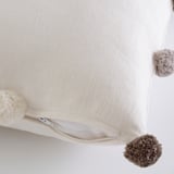 TÅGHAKMAL Housse de coussin, beige/fait main pompon, 20x20 "