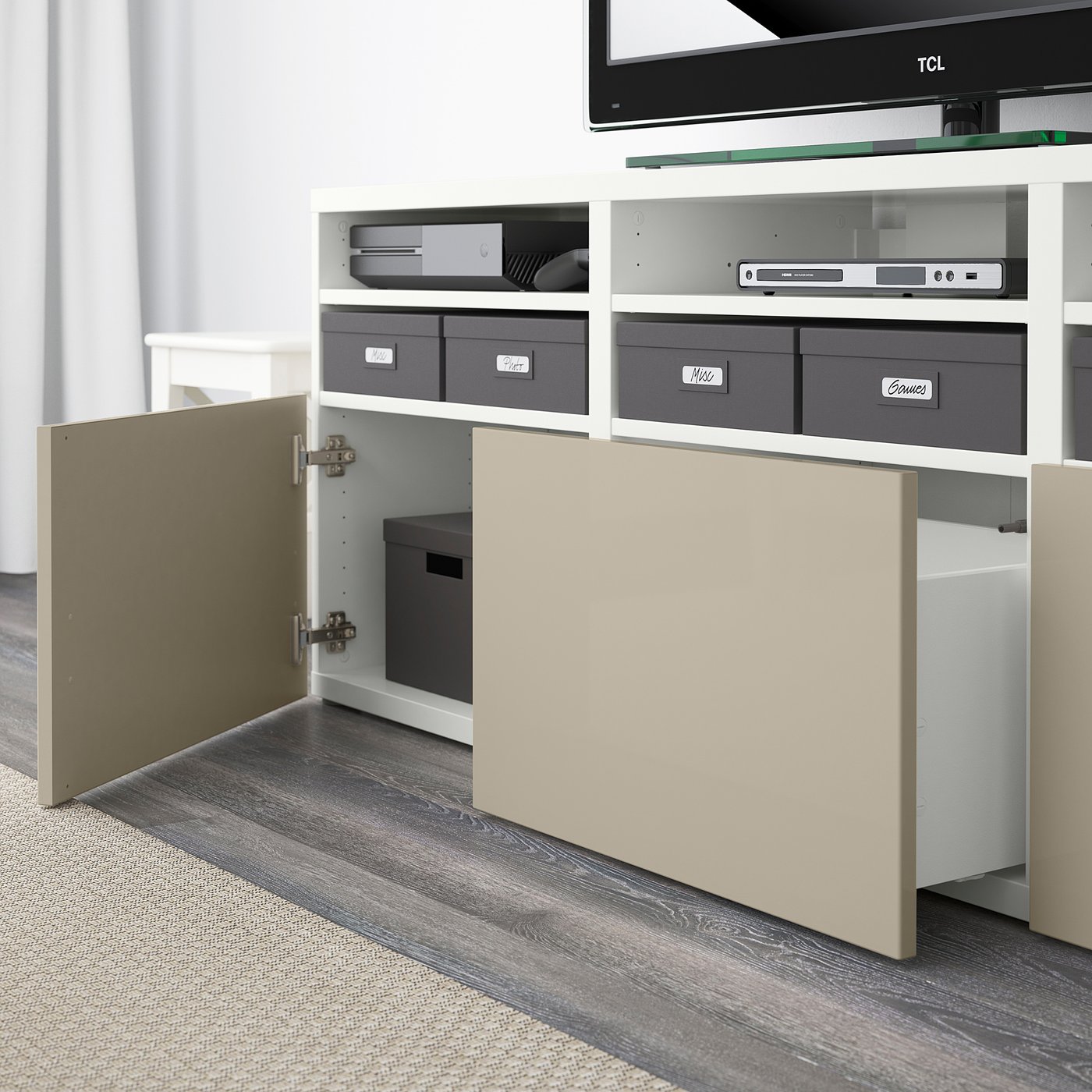 BESTÅ TVKomb. mit Vitrinentüren weiß, Selsviken Hochgl beige Klargl