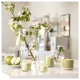 LÖVSKOGSLUND Duftkerze im Keramikglas, Apfel/leuchtend beigegelb, 25 Std.