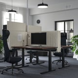 MITTZON Schreibtisch sitz/steh, elektrisch Nussbaumfurnier/schwarz, 140x60 cm