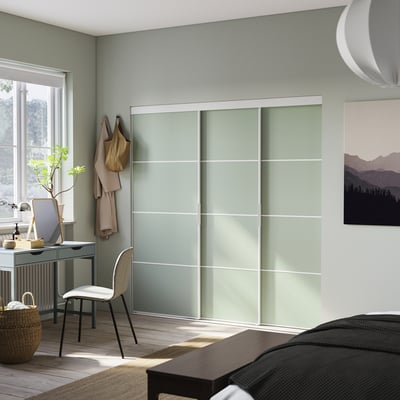 SKYTTA / PAX Kleiderschrank+Schiebetüren begehb., weiß doppelseitig/Mehamn hellgrün, 226x160x205 cm