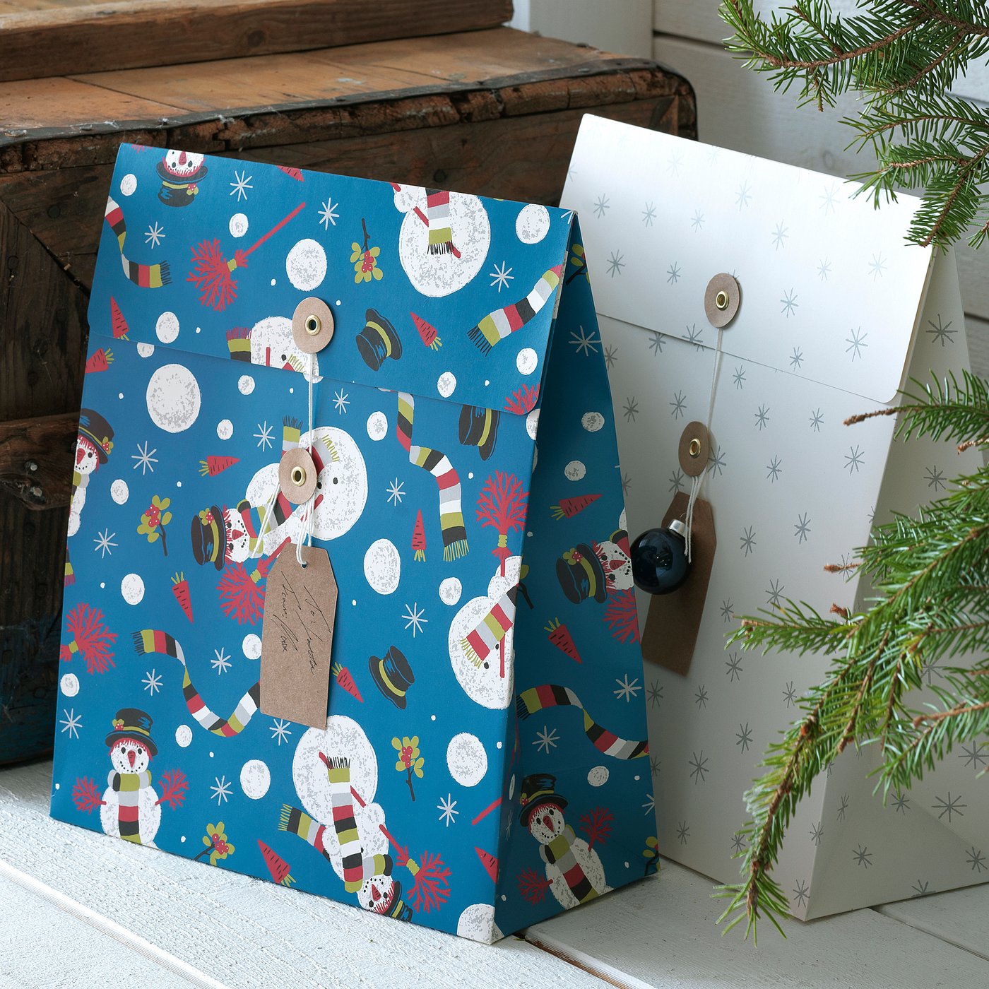 VINTER 2020 Geschenktüte - Sterne/Schneemannmuster weiß/blau - IKEA Schweiz