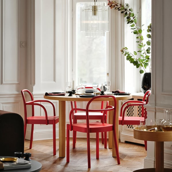 STOCKHOLM 2025 / STOCKHOLM 2025 Table and 4 chairs with armrests, oak veneer/red, 115 cm