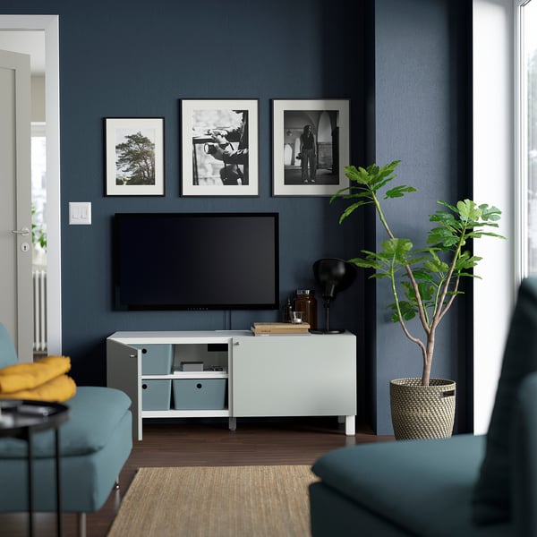 BESTÅ Banc TV avec portes, blanc Hjortviken/Stubbarp/gris-vert pâle, 120x42x48 cm