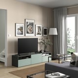 BESTÅ Banc TV avec tiroirs et porte, gris foncé/Hjortviken gris-vert pâle, 180x42x39 cm