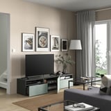 BESTÅ Banc TV avec tiroirs et porte, gris foncé/Hjortviken gris-vert pâle, 180x42x39 cm