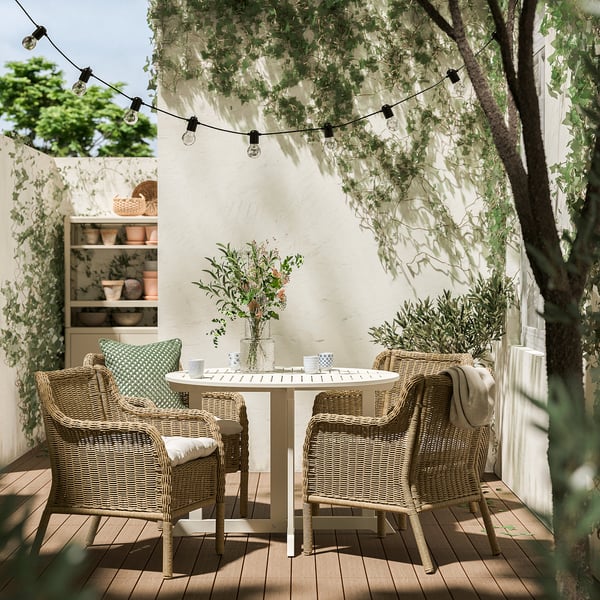 BONDHOLMEN / ULVEVÄR Table+4 chaises accoud, extérieur, blanc/beige rotin plastique brun/Kuddarna gris clair-beige, 108 cm
