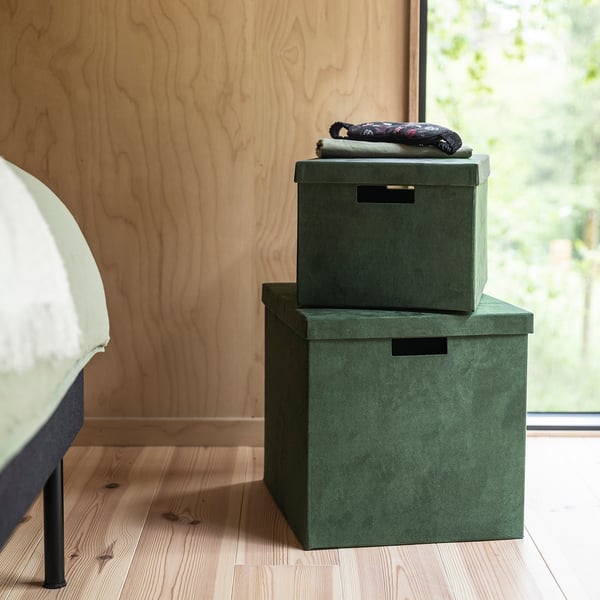 GJÄTTA Boîte de rangement avec couvercle, velours vert foncé, 32x35x32 cm