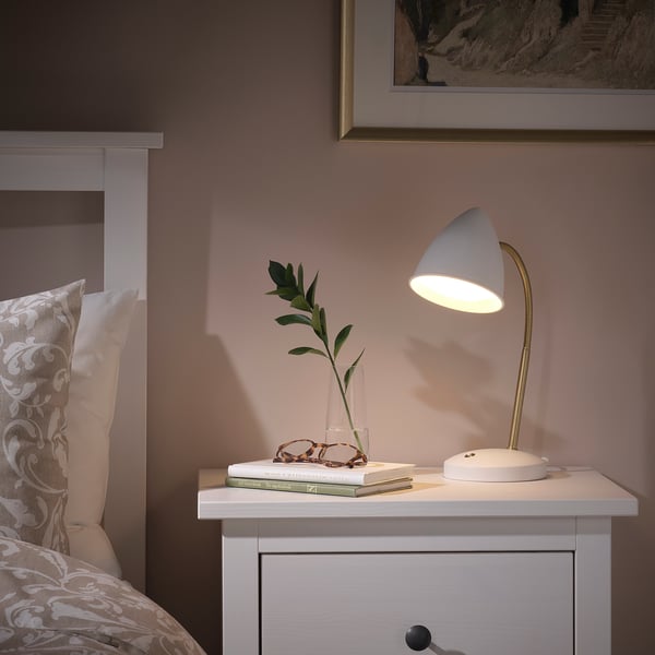 ISNÅLEN Lampe de bureau à LED, blanc/couleur laiton