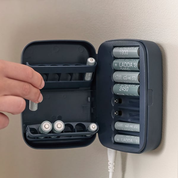 LITOSFÄR Chargeur de piles avec boîtier, bleu foncé