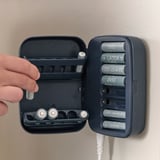 LITOSFÄR Chargeur de piles avec boîtier, bleu foncé