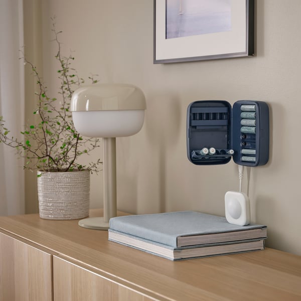 LITOSFÄR Chargeur de piles avec boîtier, bleu foncé
