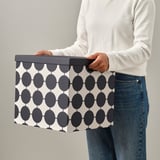 TJENA Boîte de rangement avec couvercle, blanc noir/à pois, 32x35x32 cm