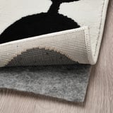 VÄNDPLATS Tapis, poils ras, blanc/noir à pois, 133x195 cm