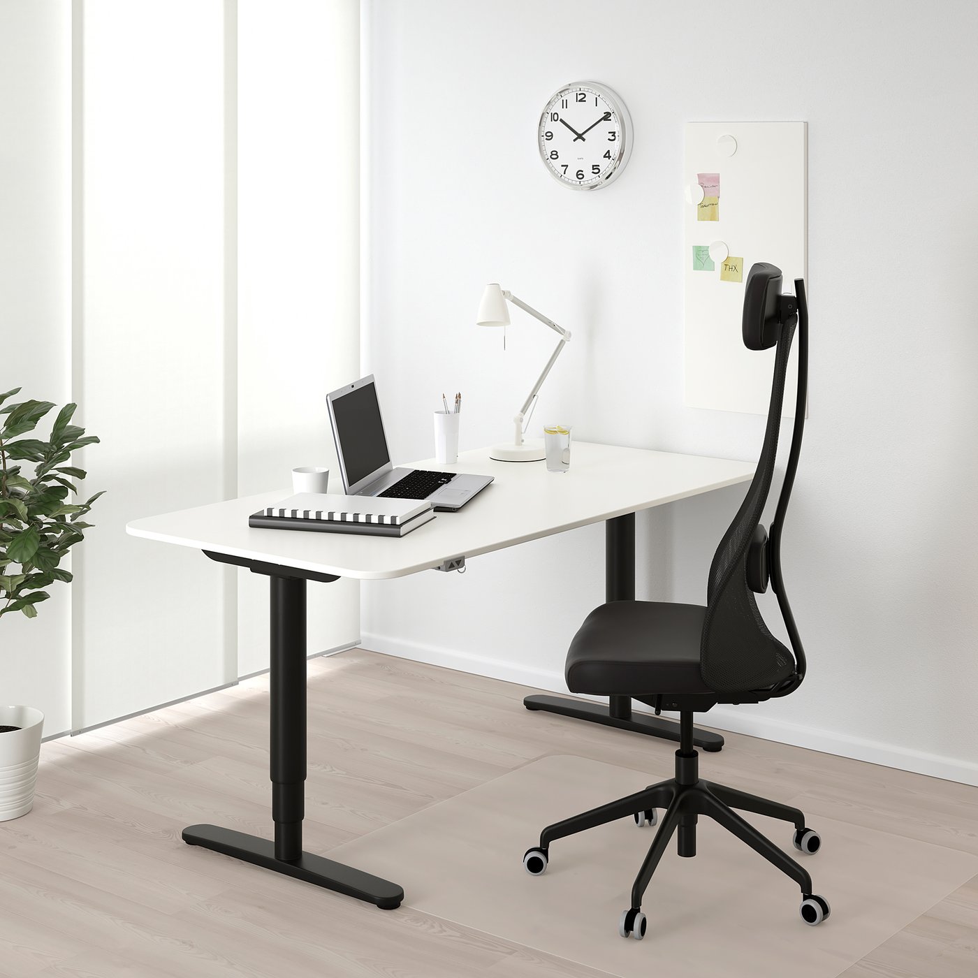 BEKANT Scrivania regolabile in altezza, bianco/nero, 160x80 cm - IKEA  Svizzera