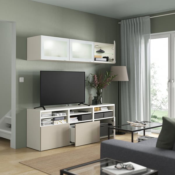 BESTÅ Combinazione TV/ante a vetro, bianco/Selsviken lucido/vetro smerigliato beige, 180x42x192 cm