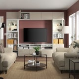BESTÅ Combinazione TV/ante a vetro, bianco/Selsviken lucido/vetro trasparente beige, 300x42x231 cm