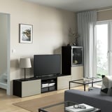 BESTÅ Combinazione TV/ante a vetro, marrone-nero/Selsviken lucido/vetro trasparente beige, 240x42x129 cm