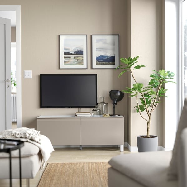 BESTÅ Mobile TV con ante, bianco/Hammarsmed/Stubbarp beige, 120x42x48 cm