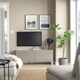 BESTÅ Mobile TV con ante, bianco/Hammarsmed/Stubbarp beige, 120x42x48 cm
