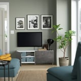 BESTÅ Mobile TV con ante, bianco/Kallviken/Ösarp grigio scuro, 120x42x48 cm