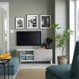 BESTÅ Mobile TV con ante, bianco Kallviken/Stubbarp/grigio chiaro, 120x42x48 cm
