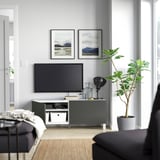 BESTÅ Mobile TV con ante, bianco Lappviken/Stubbarp/grigio scuro, 120x42x48 cm