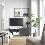 BESTÅ Mobile TV con ante, bianco Mörtviken/Stubbarp/grigio scuro, 120x42x48 cm