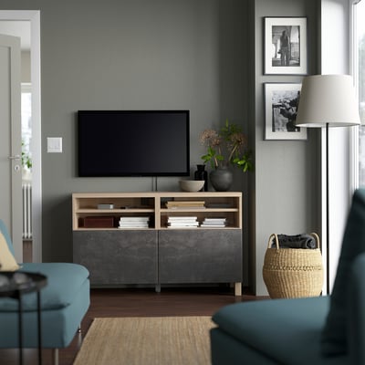 BESTÅ Mobile TV con ante, effetto rovere con mordente bianco Kallviken/Stubbarp/grigio scuro effetto cemento, 120x42x74 cm