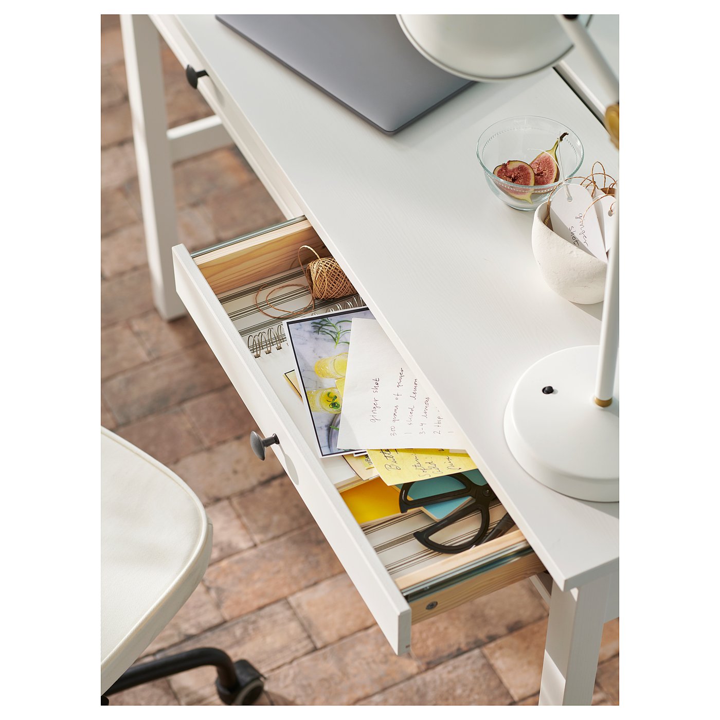 HEMNES Scrivania con 2 cassetti, mordente bianco, 120x47 cm - IKEA Svizzera