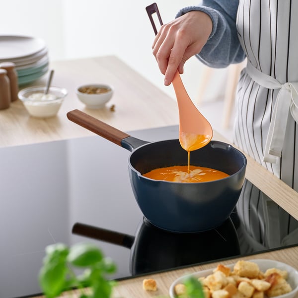 KNORRHANE Cucchiaio per cucinare, salmone/rosso scuro, 33 cm