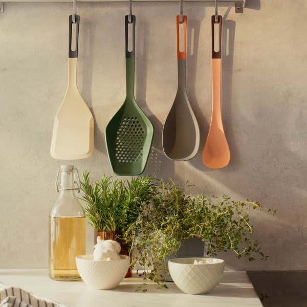 KNORRHANE Cucchiaio per cucinare, salmone/rosso scuro, 33 cm