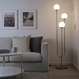 SIMRISHAMN Lampada da terra, cromato/bianco opalino vetro