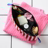 SKOGSSALLAT Necessaire, rosso/bianco/a righe