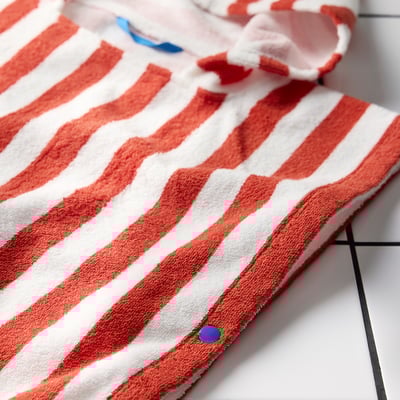 SKOGSSALLAT Poncho da bagno con cappuccio, rosso/bianco/a righe, 55x70 cm