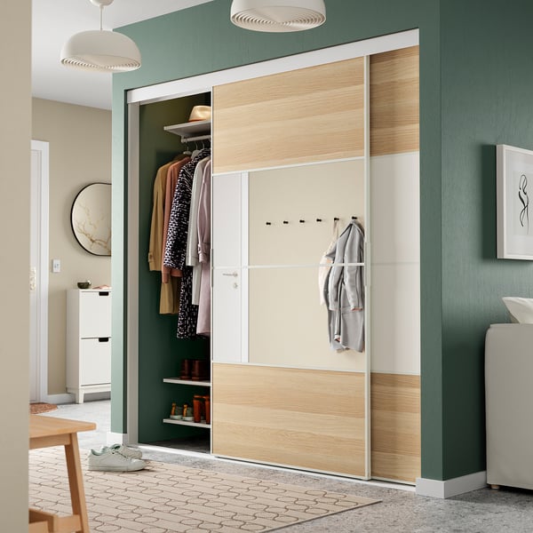 SKYTTA / MEHAMN/AULI Combinazione ante scorrevoli, bianco/effetto rovere con mordente bianco vetro a specchio, 202x205 cm