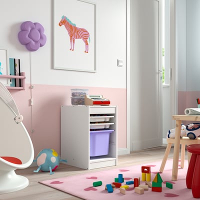 TROFAST Combinazione con contenitore/vassoi, bianco bianco/lilla, 34x44x56 cm