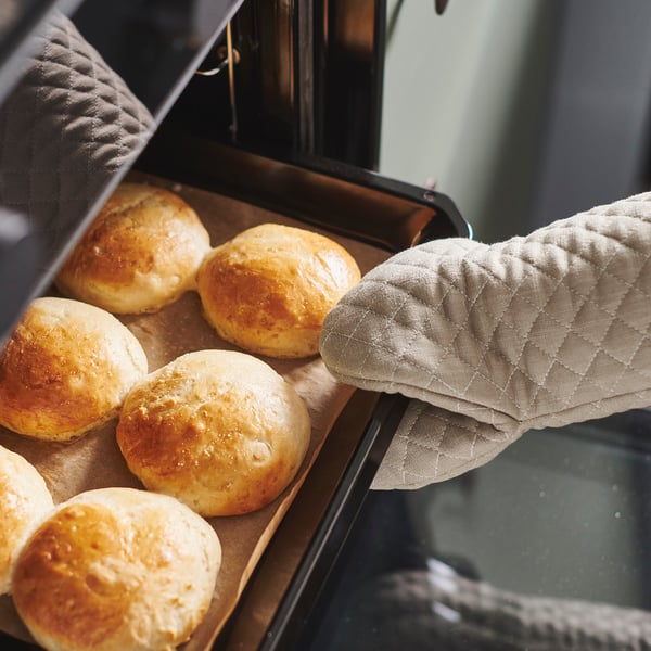VÄLVÅRDAD Guanto da forno, beige
