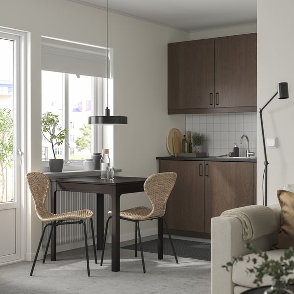 EKEDALEN / ÄLVSTA Juego de comedor 2 sillas, café oscuro/ratán negro, 80/120 cm