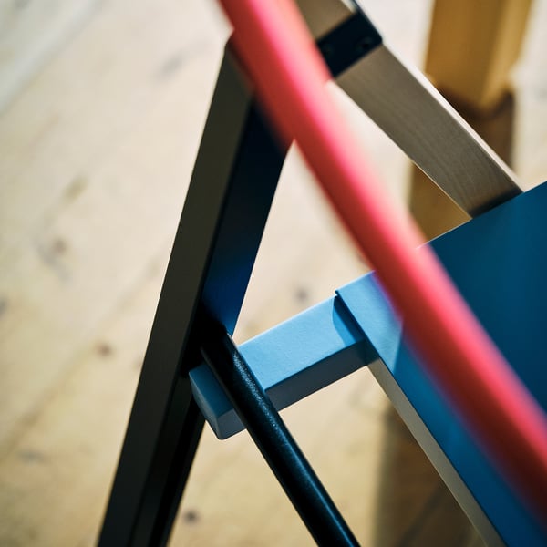 IKEA PS 2026 Mesa con 2 sillas plegables, pino/azul/negro rojo, 70x70 cm