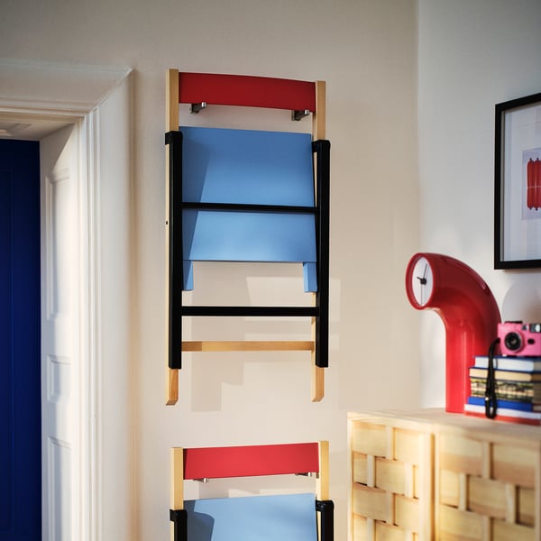 IKEA PS 2026 Mesa con 2 sillas plegables, pino/azul/negro rojo, 70x70 cm