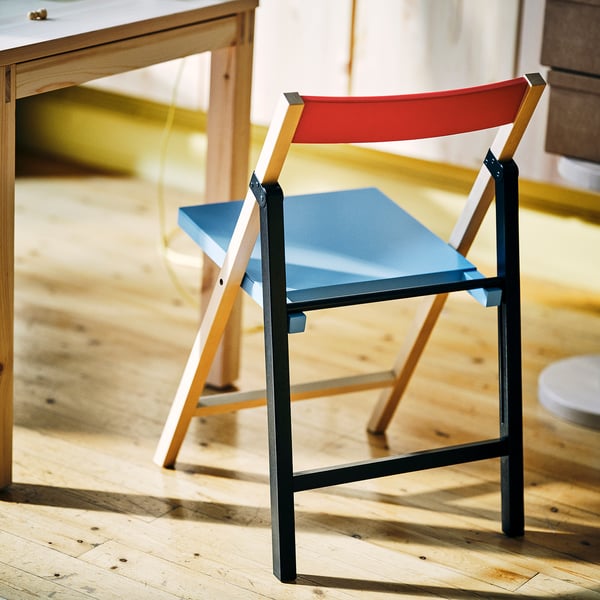 IKEA PS 2026 Mesa con 2 sillas plegables, pino/azul/negro rojo, 70x70 cm