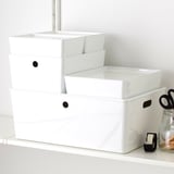 KUGGIS Caja con tapa, blanco/bambú, 37x54x21 cm