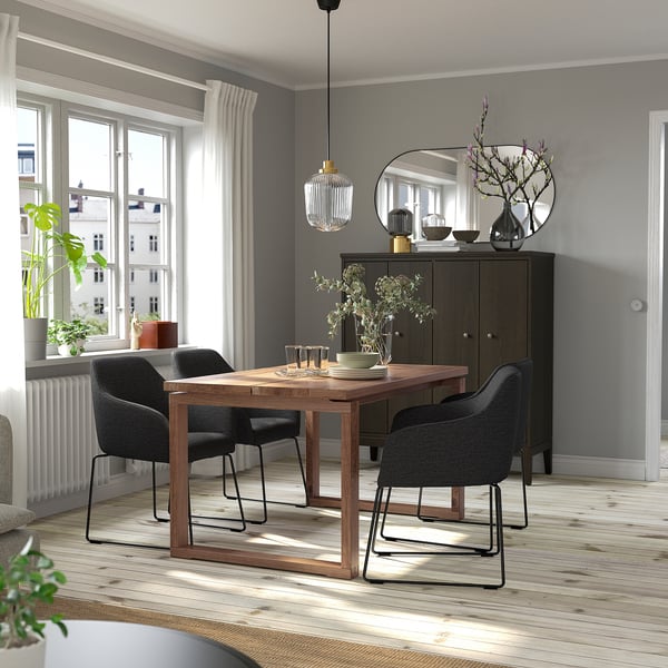 MÖRBYLÅNGA / TOSSBERG Juego de comedor con 4 sillas, chapa roble café acacia/metal gris oscuro, 140x85 cm