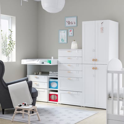 SMÅSTAD / PLATSA Mueble de almacenamiento, blanco con marco/con mesa mudador, 210x79x181 cm